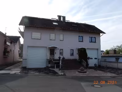 Mehrfamilienhaus, Gebäude- und Freifläche in In der Wolfskaute 18-22, 61130 Nidderau, Ostheim - Bild 1