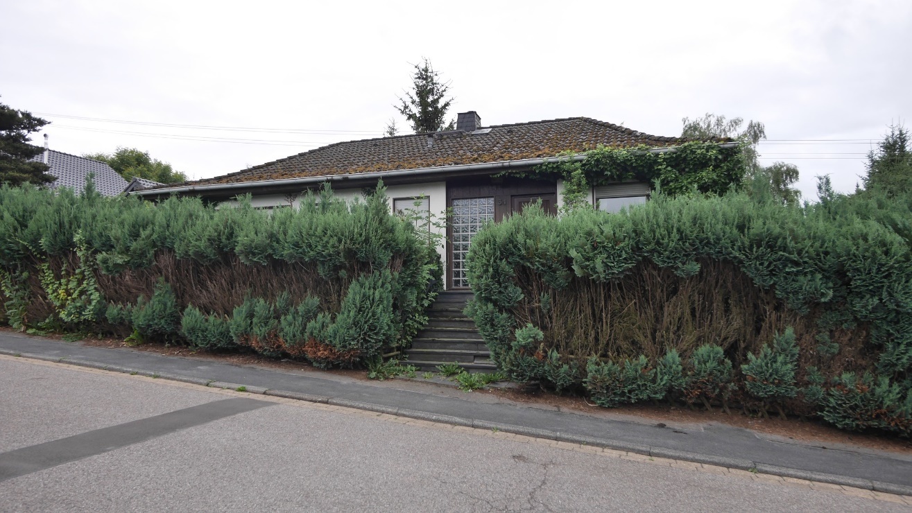 Garage, Einfamilienhaus, keine Innenbesichtigung, Fertighaus der ersten Generation, keine Modernisierung bekannt in Kall - Bild 4