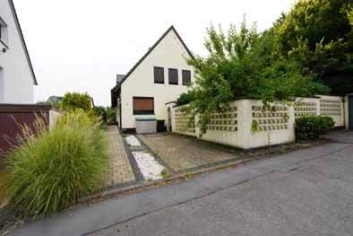 Zweifamilienhaus, drei Fertiggaragen und eine Doppengarage in Schwerte - Bild 4