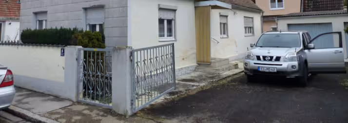 Wohnhaus und Garagengebäude in Niederstimm - Bild 1