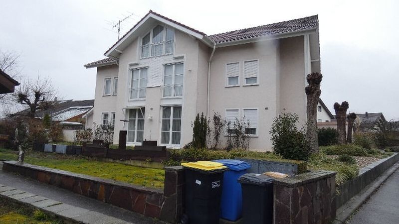 Wohnhaus mit Pkw-Doppelgarage in Gundelsheim - Bild 3