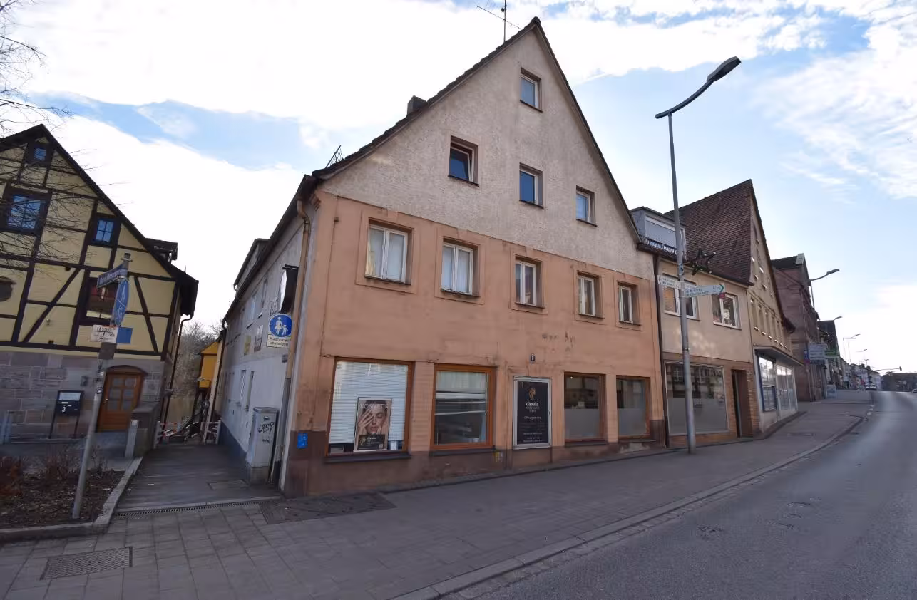 Wohnhaus mit Ladenlokal im Erdgeschoss in Stein - Bild 1