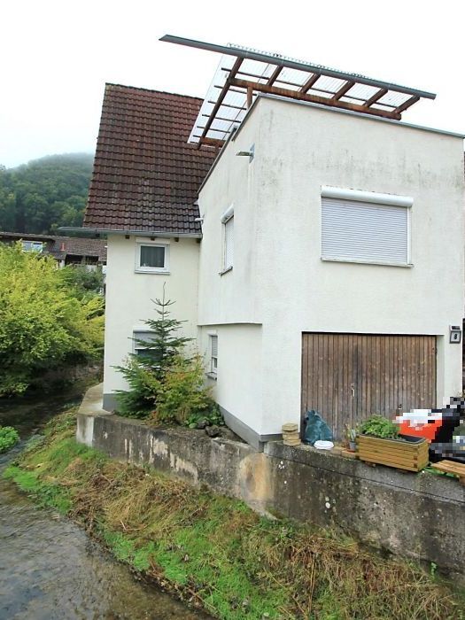 Einfamilienwohnhaus mit 2 Garagenanbauten und kleinem Garten in Mühlhausen im Täle - Bild 2