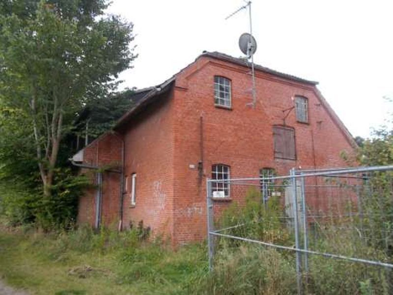 Wohnhaus und eingestürztes Nebengebäude in Hamdorf - Bild 2