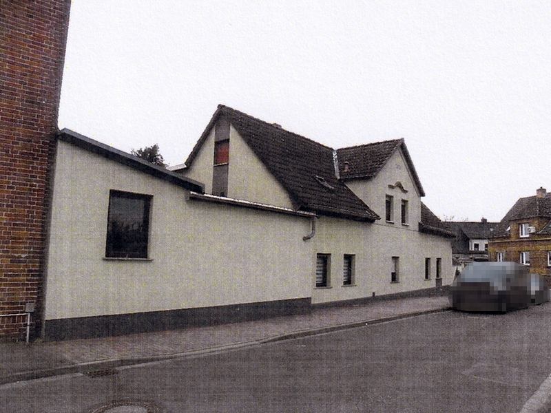 Wohnhaus mit Anbauten und baulichen Außen-/Nebenanlagen in Pouch - Bild 2