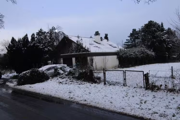 Einfamilienhaus, bei dem zu bewertenden Objekt handelt es sich um ein freistehendes, eingeschossiges und vollständig unterkellertes Einfamilienhaus sowie um eine Doppelgarage. Das Objekt ist zum Wertermittlungsstichtag eingenutzt. in Herten - Bild 3