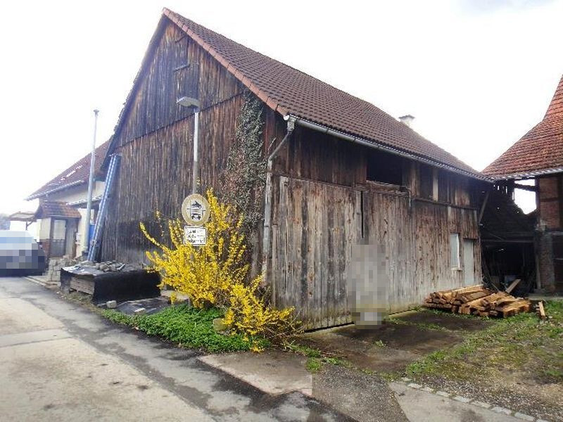 Zweifamilienhaus mit Stall-/Scheuergebäude und Landwirtschaftsfläche in Hattenhofen - Bild 1