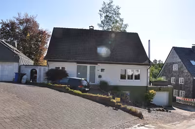 Kfz-Stellplatz, Garage, Einfamilienhaus in Lüdorf 13, 42929 Wermelskirchen, Dabringhausen-Lüdorf - Bild 1