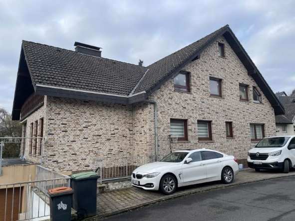 Garage, Einfamilienhaus, Einfamilienhaus mit nicht genehmigten Umbauarbeiten in ein Dreifamililenhaus in Morsbach - Bild 2