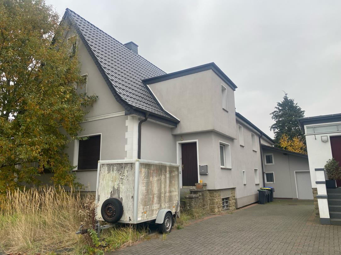 bebaut mit eingeschossigem Wohngebäude (BJ 1936) mit zweigeschossigem Anbau, ausgebautes Dach in Lage - Bild 1