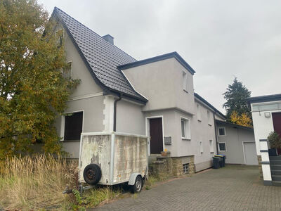 bebaut mit eingeschossigem Wohngebäude (BJ 1936) mit zweigeschossigem Anbau, ausgebautes Dach in Lortzingstraße 16, 32791 Lage - Bild 1