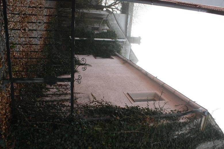 Grundstück mit abrissreifen zweigeschossigen Gebäude bebaut in Rindlas - Bild 1