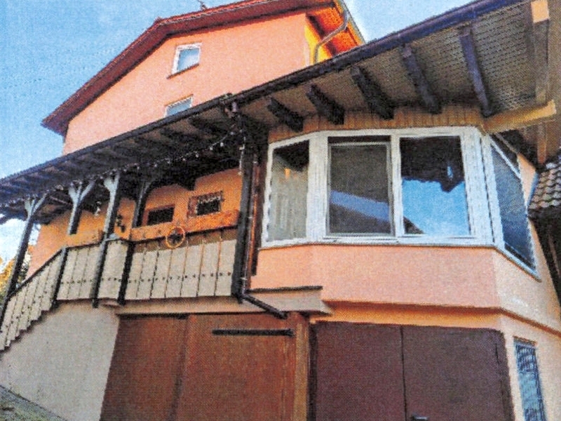 Zwei Einfamilienwohnhäuser und Scheune in Schönbrunn - Bild 1