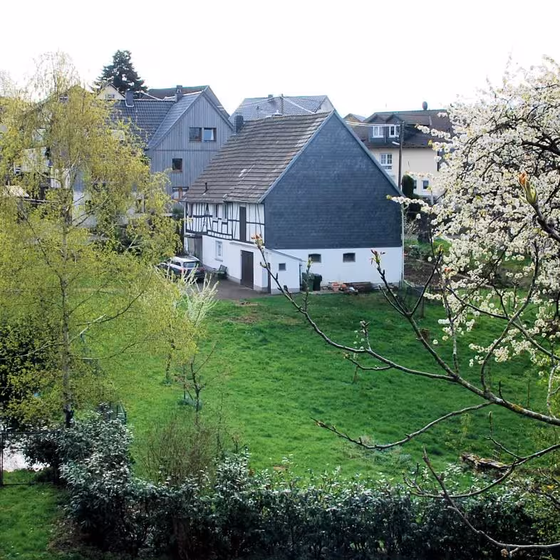 Grünland,  kleiner Teil Forstwirtschaft, Grünland im Talgrund mit Bachlauf in Wiehl - Bild 7
