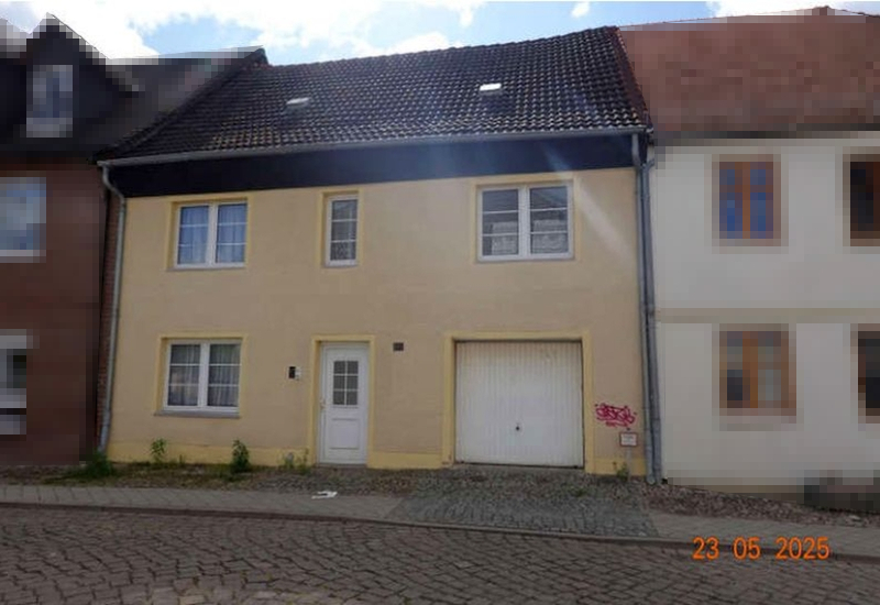 Mehrfamilienhaus mit 4 Nebengebäuden in Stavenhagen - Bild 1