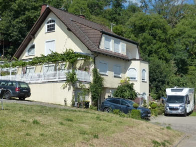 mit einem Zweifamilienhaus bebautes Grundstück sowie die mit einem ehemaligen Wohnhaus und einsturzgefährdeten Scheunenbauten bebauten Grundstücke in Kobern-Gondorf - Bild 1