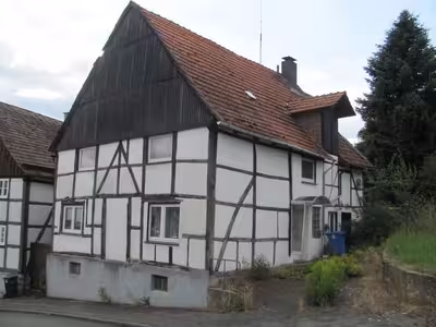 wahrscheinlich Zweifamilienwohnhaus und rückwärtige Nebengebäude in Am Backhaus 3, 33767 Höxter, Brenkhausen - Bild 1