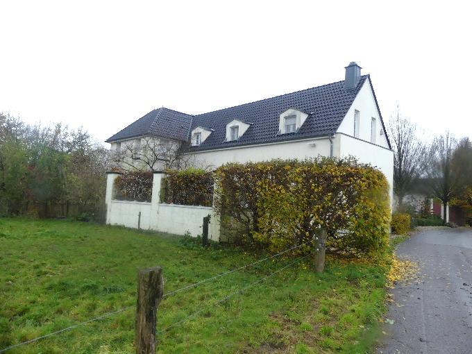 Baugrundstück, Einfamilienhaus, ehemaliges landwirtschaftl. Anwesen bestehend aus einem , Nebengebäuden, Stalltrakt, Bewegungshalle, Weidegrundstücken, in Alpen - Bild 1