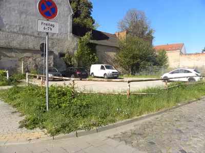 unbebautes Grundstück, genutzt als Parkplatz in Platz Kanalgasse  1, 39240 Calbe - Bild 1
