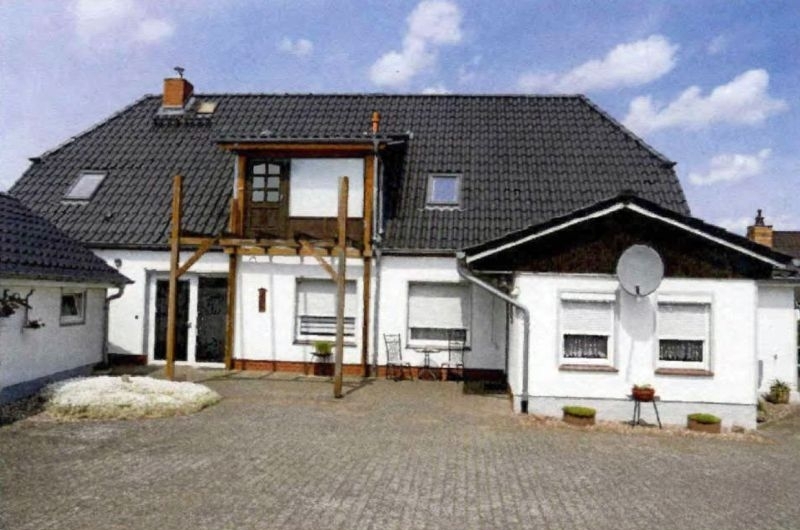 Zweifamilienhaus mit mehreren Nebengebäuden in Spornitz - Bild 2