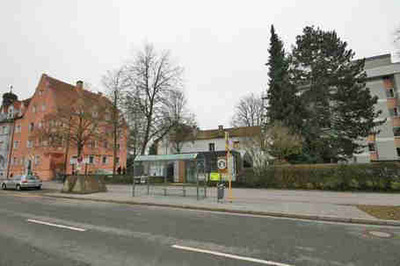 Ehemalige  Gaststätte mit Anbauten und einer Kegelbahn mit Anbau und Nebengebäuden in Altdorferstraße  11, 93049 Regensburg - Bild 1