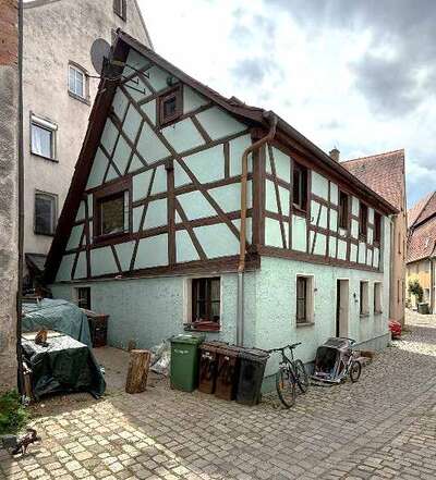 Einfamilienhaus (Baujahr vor 1909) im Altstadtkern mit denkmalrechtlichen Ensembleschutz und im Bereich eines Bodendenkmals in Gänsgasse 18, 91174 Spalt - Bild 1