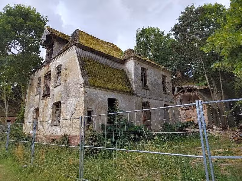 Ruinöses ehem. Wirtschaftsgebäude und ruinöses Nebengebäude in Groß Markow - Bild 1