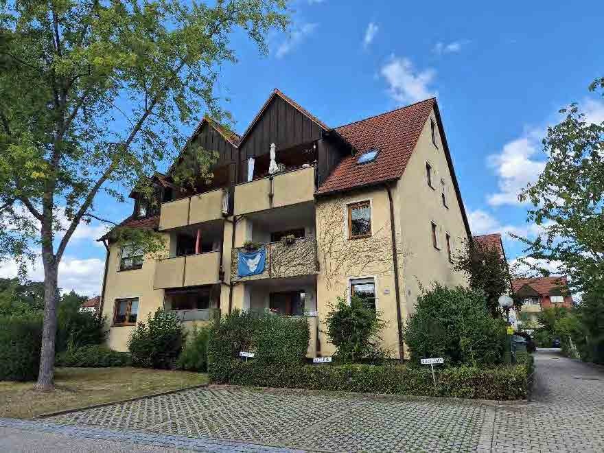 Eigentumswohnung (3 bis 4 Zimmer), Kfz-Stellplatz (Tiefgarage) in Neuendettelsau - Bild 1