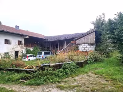 baufälliges Gebäudeensemble und Wiese in Almstraße 1,3, 82467 Isen, Burgrain - Bild 7