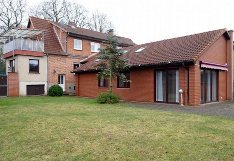 Doppelhaushälfte und Doppelgarage nebst 2 Werkstatträumen in Dobbertin - Bild 1