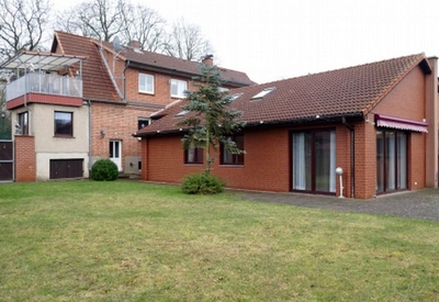 Doppelhaushälfte und Doppelgarage nebst 2 Werkstatträumen in Lindenstraße 25, 19399 Dobbertin - Bild 1