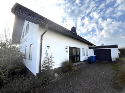 Eigentumswohnung (3 bis 4 Zimmer), Mehrfamilienhaus mit 2 Eigentumswohnungseinheiten in Am Rengesberg 22, 59964 Medebach, Oberschledorn - Bild 1