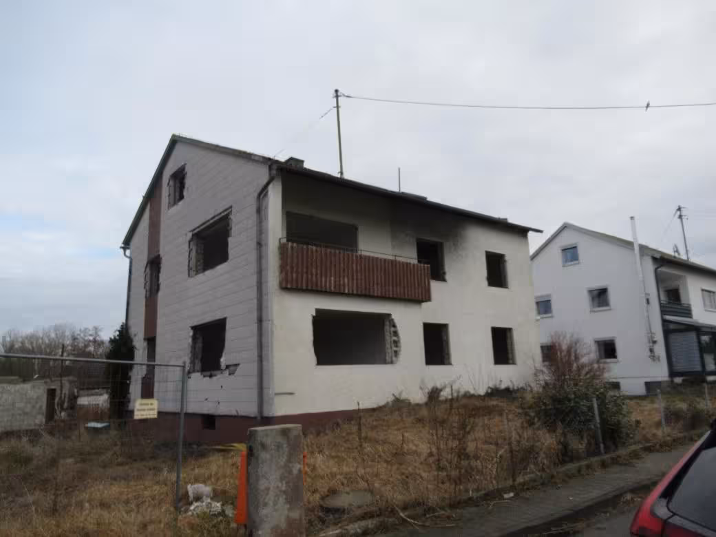 Grundstück mit entkerntem, abrissreifem Wohnhaus in Baar-Ebenhausen - Bild 1