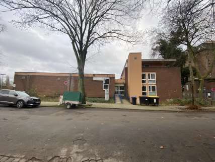 als Brachland genutztes und mit einem ehem. Krankenhausgebäude bebautes Grundstück in Duisburg - Bild 2