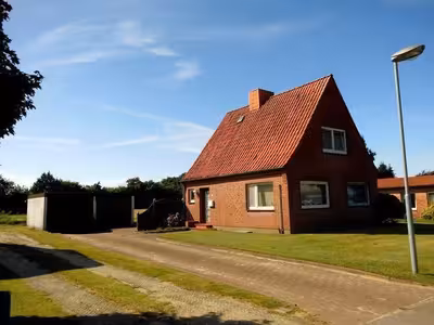 Einfamilienhaus mit Anbau und Doppelgarage in Abstedt 8, 25585 Lütjenwestedt - Bild 1