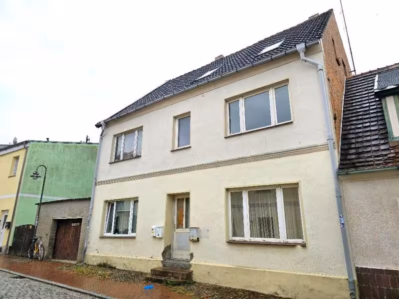 Stark sanierungsbedürftiges Wohnhaus und Nebengebäude in Schwaan - Bild 1