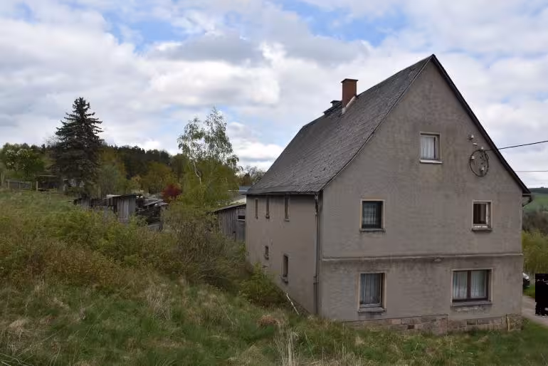 Einfamilienhaus, land- und forstwirtschaftlich genutztes Grundstück in Hirschfeld - Bild 1