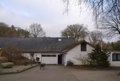 Wohnhaus/-anbau, Wirtschaftsgebäude mit Wohnungen und Hallenkomplex in Preetzer Straße 11, 24250 Löptin - Bild 2