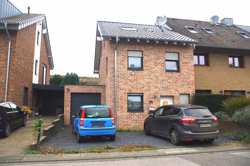 Garage, Einfamilienhaus, 2015 errichtetes Reiehenendhaus sowie Einzelgarage in Grevenbroich - Bild 1