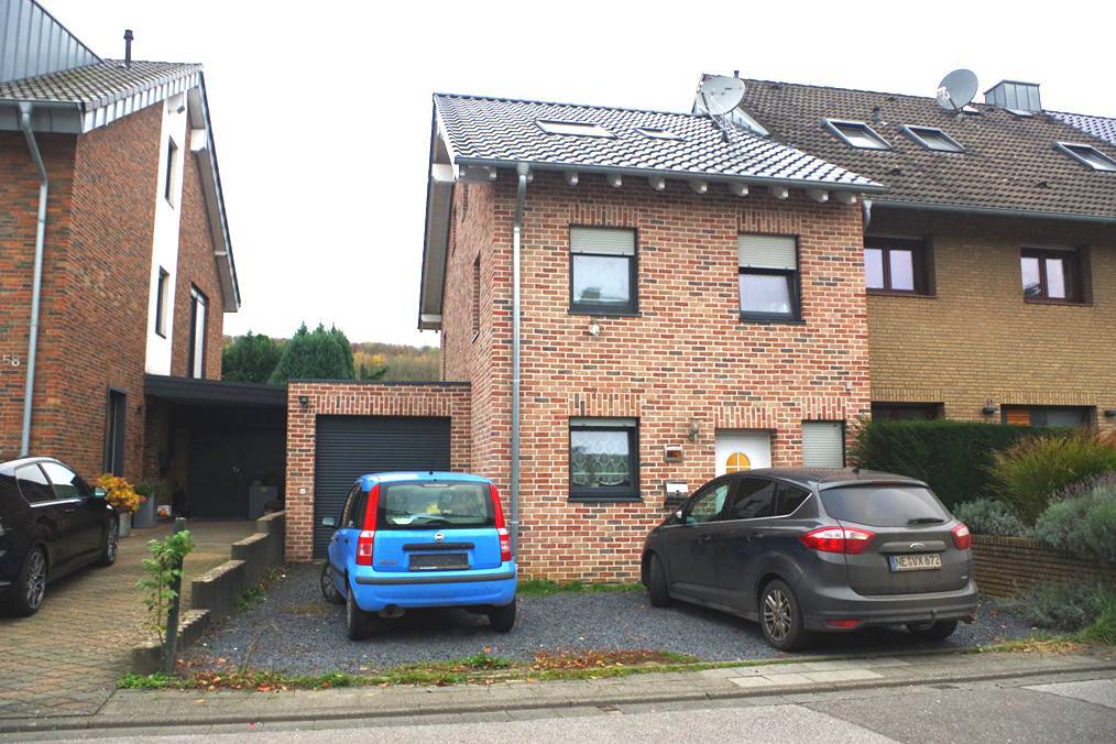 Garage, Einfamilienhaus, 2015 errichtetes Reiehenendhaus sowie Einzelgarage in Grevenbroich - Bild 1