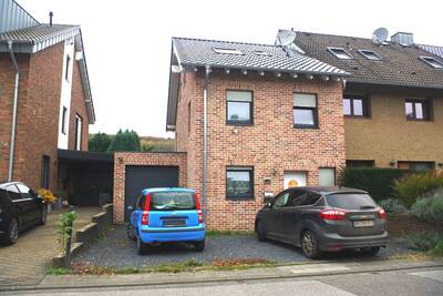 Garage, Einfamilienhaus, 2015 errichtetes Reiehenendhaus sowie Einzelgarage in Theodor-Körner-Straße 56, 41515 Grevenbroich, Allrath - Bild 1