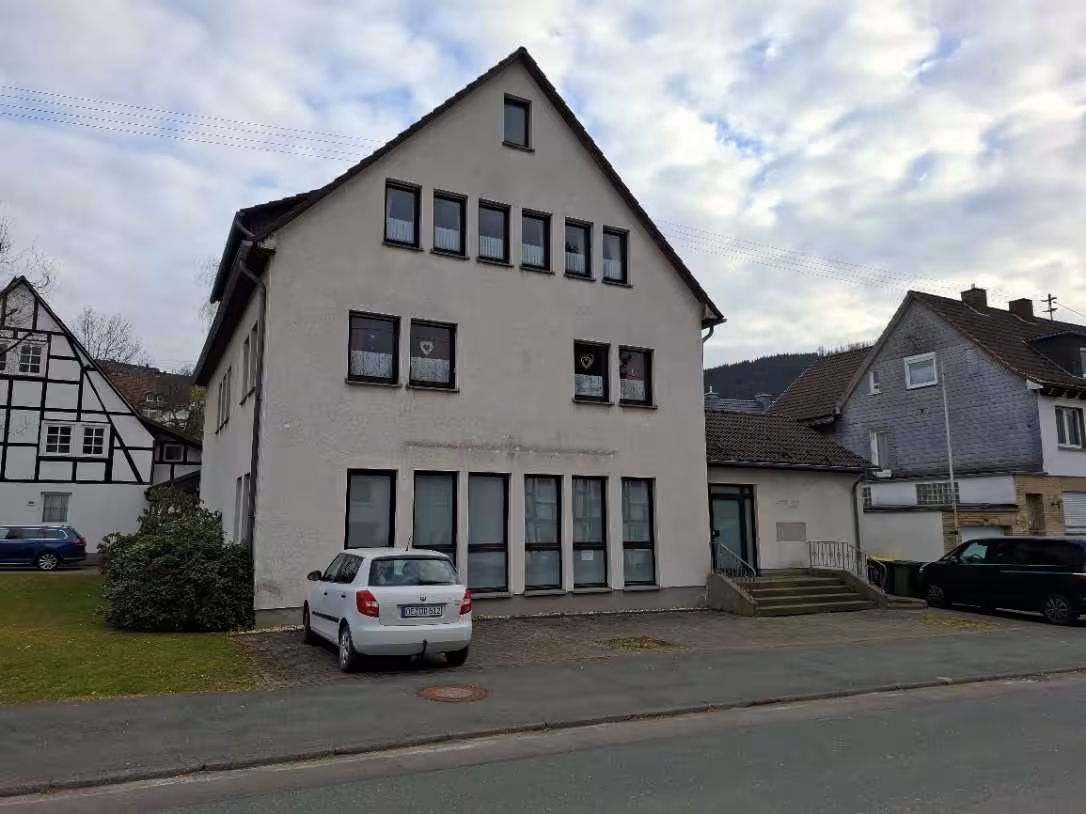 Mehrfamilienhaus, Wohn- und Geschäftshaus in Oberhundem - Bild 1