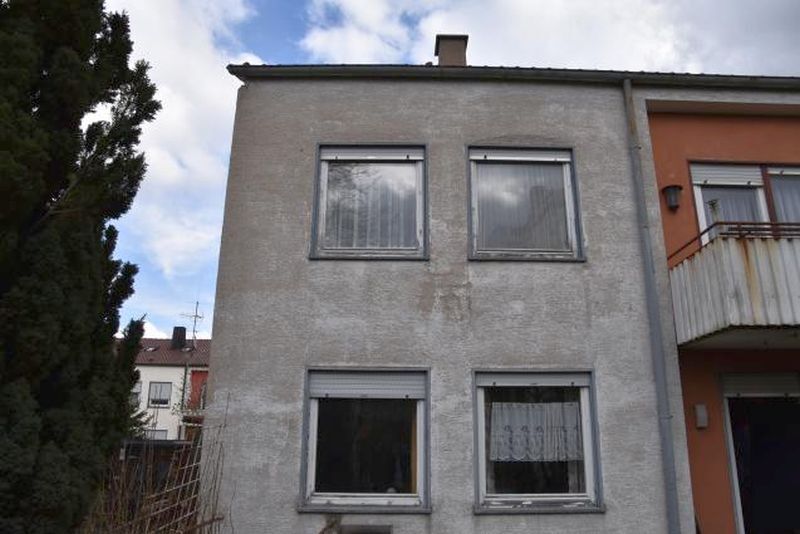 Zweifamilienwohnhaus (Reihenendhaus) und 2 Garagen in Stuttgart - Bild 1