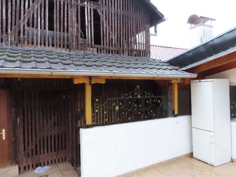 Mehrfamilienhausanlage mit gewerblicher Nutzung und Nebengebäuden in Schönau - Bild 3