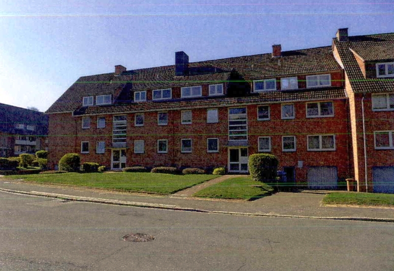 Mehrfamilienhaus mit Flachdachanbau und Garagen in Itzehoe - Bild 4