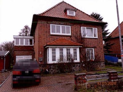 Wohnhaus (1 bis 2 Wohnungen) mit Garage in Koogstraße 1, 25709 Marne - Bild 1