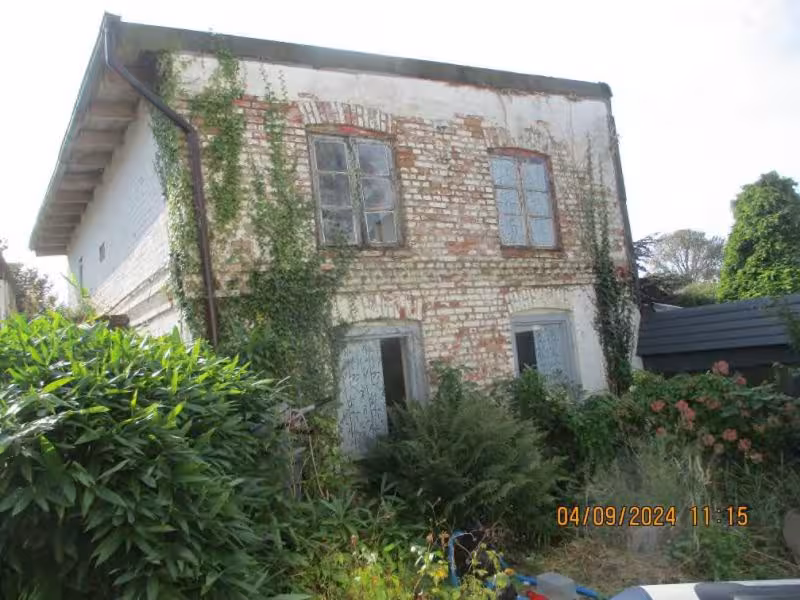 Einfamilienhaus mit älterem Hintergebäude und Garagengebäude in Schleswig - Bild 4