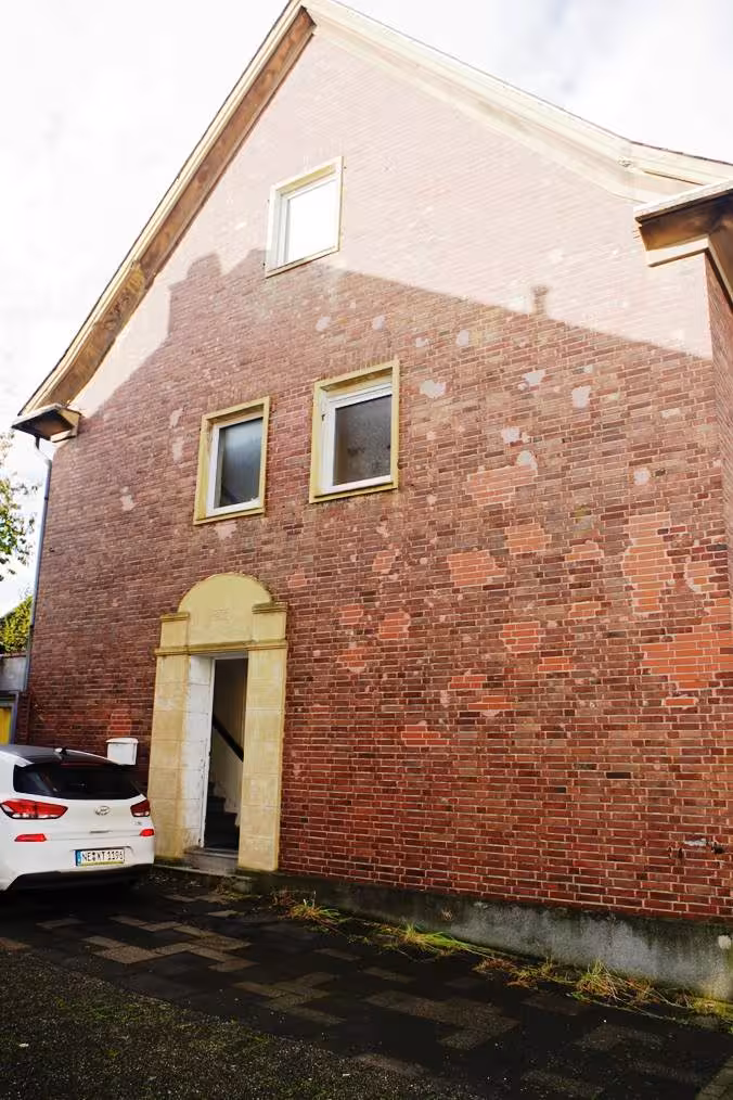 Garage, Einfamilienhaus, Doppelhaushälfte sowie Einzelgarage, zahlreiche schwerwiegende Schäden und Mängel, keine Bauakte, Bestandsschutz unterstellt in Grevenbroich - Bild 3
