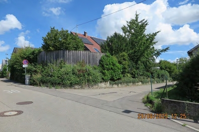 Zweifamilienhaus mit angebauter Garage, Schuppen, Carport in Öhlisbrunnenweg 8, 71149 Bondorf - Bild 1