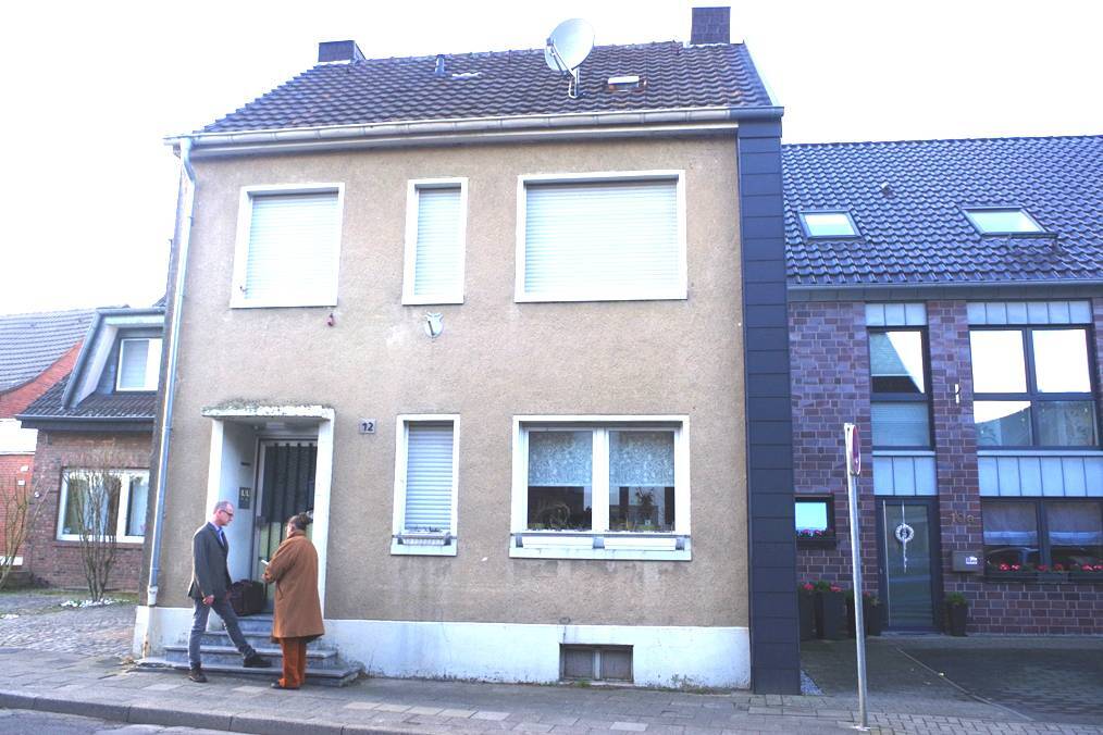 Einfamilienhaus, Einfamilienhausgrundstück, sanierungsbedürftig, d. W. für baulich illegale/überalterte Nebengebäude Abbruch unterstellt in Jüchen - Bild 1